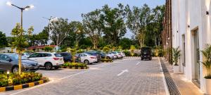a parking lot with a bunch of parked cars at Heritage Garden in Bānsjora