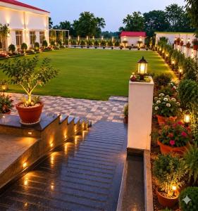 a garden at night with lights and a lawn at Heritage Garden in Bānsjora