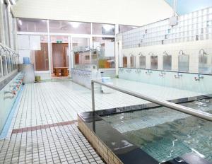 a large swimming pool with a swimming pool at 駅舎泊ラッセルイン in Hirakawa