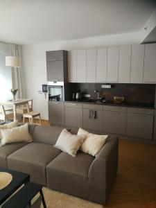 a living room with a couch and a kitchen at Wilde Guest Apartment Tigutorn in Tartu