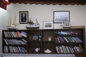 a book shelf filled with lots of books at Ozdemir Pansiyon in Heybeliada