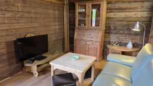 a living room with a couch and a tv and a table at Strandbude in Heringsdorf