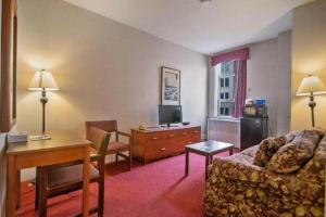 una stanza con un soggiorno con un divano e un tavolo di Hotel Harrington a Washington