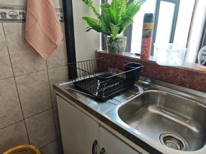 a kitchen sink with a basket on top of it at Magisterio in Arica