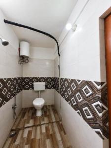 a bathroom with a toilet in a room at DAS HOTEL in Darjeeling +16 photos