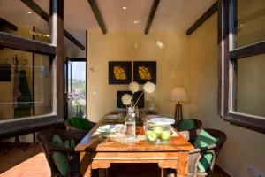a dining room with a wooden table with apples on it at Apartamentos Santillana del Mar in Santillana del Mar