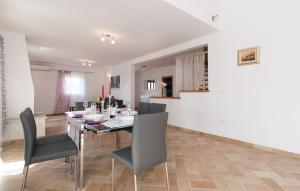 Villa Kontesici 12 في Gradina: غرفة طعام مع طاولة طعام وكراسي