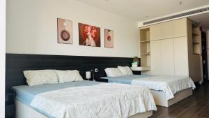 a bedroom with two beds with white sheets at Khách sạn LAzur Cửa Lò- Nghệ An in Giáp Vinh Yên +32 photos