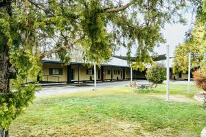 a building with a picnic table in a yard at High Street Motor Inn & Steakhouse in Stanthorpe