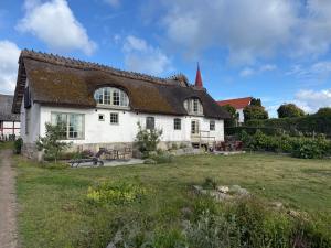 a large white house with a grass yard at Ga Prästgården i Rörum in Simrishamn