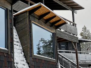 a window on the side of a house with a mirror at Jättiläisenmaa in Paltamo