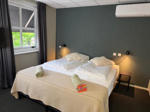 a bedroom with two beds and a window at Hotel Willemstad - kleinschalig hotel in Willemstad