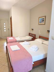 a room with two beds in a room at Kiparissis Apartments in Kriopigi