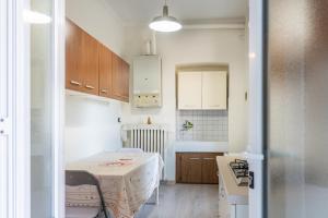 a small kitchen with a table in a room at Zen Retreat per Coppie con Jacuzzi - Dehor e Garage Privato - Check in Automatico e Climatizzatore in Casale Monferrato