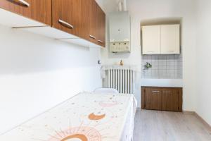 a small kitchen with a table in a room at Zen Retreat per Coppie con Jacuzzi - Dehor e Garage Privato - Check in Automatico e Climatizzatore in Casale Monferrato +17 photos