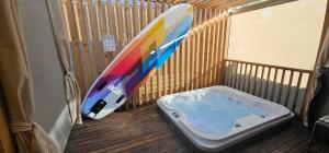 a surfboard in a crib next to a bath tub at 250 mobile home Selce in Selce