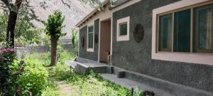a house with a window on the side of it at Mullberry Lodge Gulmit in Chamangul