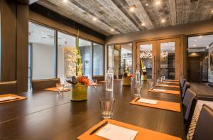 a conference room with a long table and chairs at Hotel Jackson in Jackson