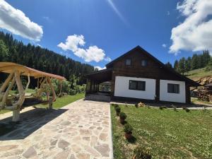 a house in the middle of a field at Cabana La Aurel in Subcetate +29 photos