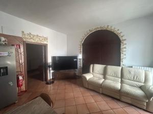 a living room with a couch and a television at Appartamento con Stanze Condivise in Busto Garolfo