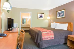A bed or beds in a room at Travelodge by Wyndham Mansfield
