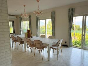 a dining room with a white table and chairs at Lei Toya in Sobetsu