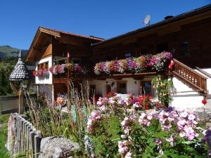 una casa con flores a un lado. en Badhaus en Achenkirch