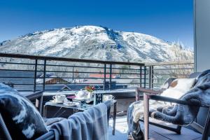 a room with a view of a snow covered mountain at Hotel Jackson in Jackson
