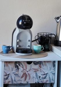 a tea kettle and two cups on a shelf at Lagunahome Beatrice in Chioggia