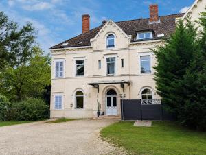 a large house with a gate in front of it at La Suite des Épinoches - Parking Privé in Mâcon