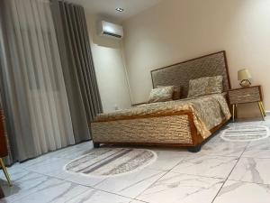 una camera da letto con un letto in una stanza di Tarek a Orano Altre 4 foto