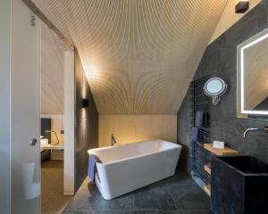 ローマルにあるSchloss Auel Boutique Hotel & Design Golf Lodgeのバスルーム(白いバスタブ、シンク付) +34枚の写真