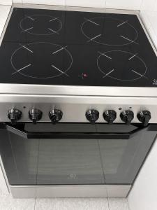 a black and white stove top oven in a kitchen at Pefkostalia in Pefkochori