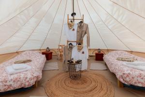 a marquee with two beds in a tent at Glamping Privé 2 tentes pour vous sur le mont à Tilff in Esneux
