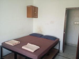 a room with a table with towels on it at Paarijat PG in Udaipur