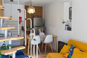 a living room with a table and a dining room at Toca da raposa in Raposeira