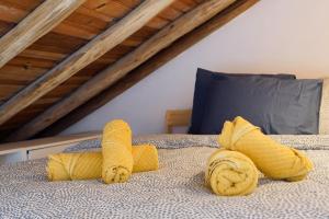 a towel animal on top of a bed at Toca da raposa in Raposeira