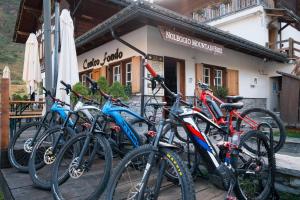 a group of bikes parked in front of a building at Aalts Dorf in Riale