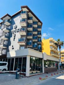 a large apartment building with a building at Kleopatra Ikiz Hotel in Alanya