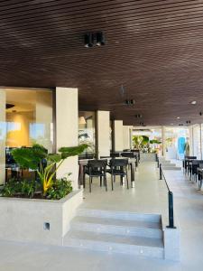 a restaurant with tables and chairs in a building at Kleopatra Ikiz Hotel in Alanya