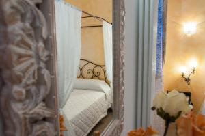 a mirror reflection of a bed in a room at Ca Bea in Venice