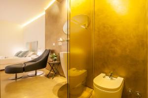 a bathroom with a shower and a toilet and a bed at Hotel Viento10 in Córdoba