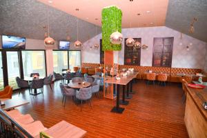 a restaurant with tables and chairs in a room at Bed&Breakfast INTERMEZZO CAFFE in Kikinda
