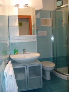 een badkamer met een wastafel en een toilet bij InCentro Apartments in Milazzo +18 foto's