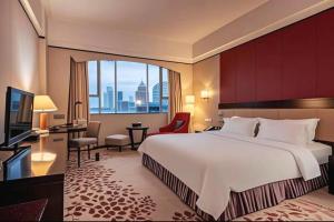 a hotel room with a large bed and a large window at Shunde Emperor Hotel in Shunde +59 photos