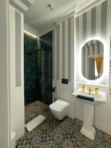 a bathroom with a toilet and a sink and a shower at Apartament z Jacuzzi Kraków ART Koletek in Krakow