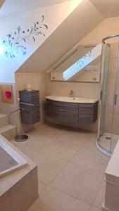 a bathroom with a sink and a bath tub at Ferienvilla Schwarzenbach in Schwarzenbach an der Gölsen