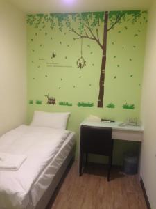 เตียงในห้องที่ Galaxy Mini Inn