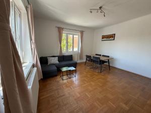 a living room with a couch and a table at Ferienwohnung Zum alten Postamt in Mörbisch am See