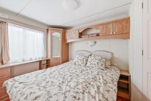a bedroom with a bed and a window at Vagunmaja in Haapsalu
